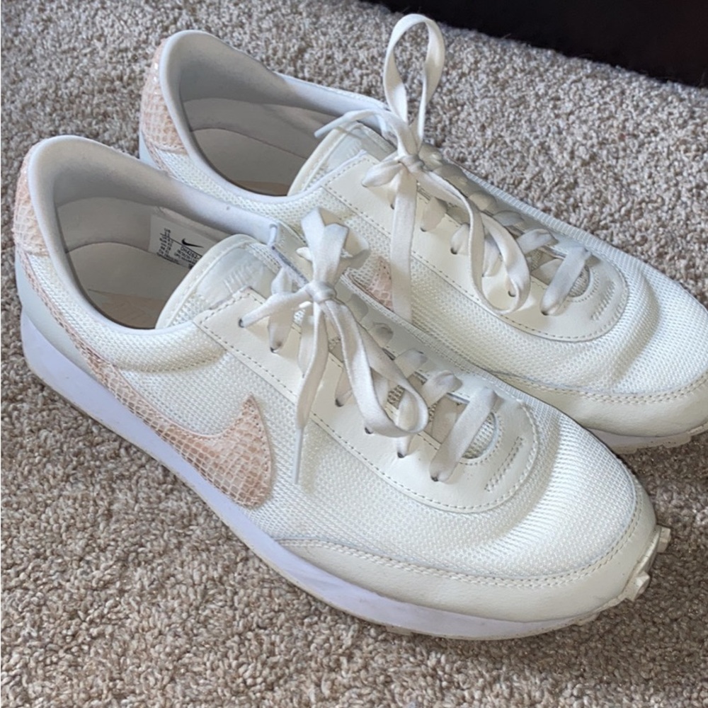 Nike Daybreak Sail/White/Particle beige Women’s 11 EUC